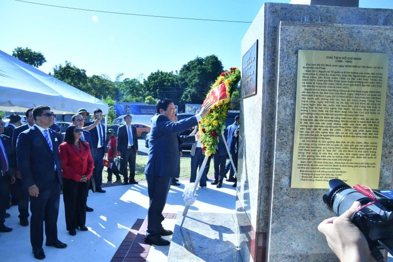 El premier vietnamita, Pham Minh Chinh, su esposa y delegados depositan ofrendas florales en el Monumento al Presidente Ho Chi Minh en la capital Santo Domingo. (Foto: Nhan Dan) El premier vietnamita, Pham Minh Chinh, su esposa y delegados depositan ofrendas florales en el Monumento al Presidente Ho Chi Minh en la capital Santo Domingo. (Foto: Nhan Dan)