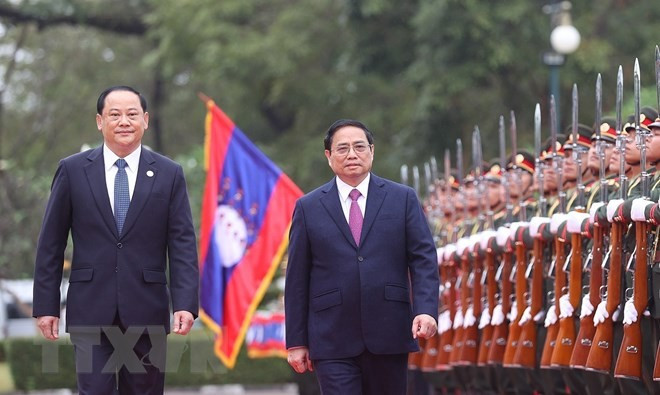 Minh Chinh y Sonexay Siphandone revisan la guardia de honor del Ejército Popular de Laos. Minh Chinh y Sonexay Siphandone revisan la guardia de honor del Ejército Popular de Laos.