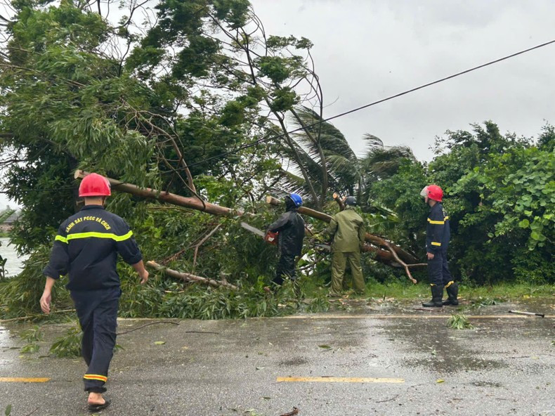 La policía de Quang Ninh participa en la superación de las consecuencias de la tormenta Yagi. (Foto: Quang Tho) La policía de Quang Ninh participa en la superación de las consecuencias de la tormenta Yagi. (Foto: Quang Tho)