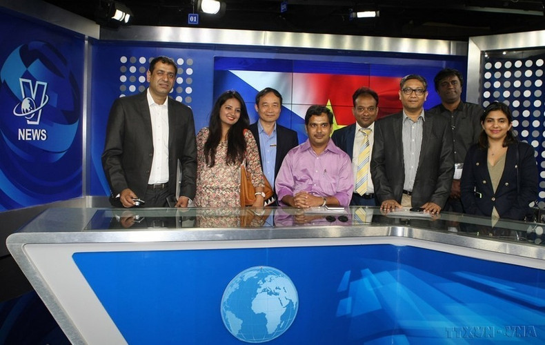 Le Duy Truyen, entonces subdirector general de la Agencia Vietnamita de Noticias, y Chand Manish, entonces editor jefe del periódico indio The IndiaWrites, visitaron el 21 de abril de 2015 el estudio de televisión de VNA.