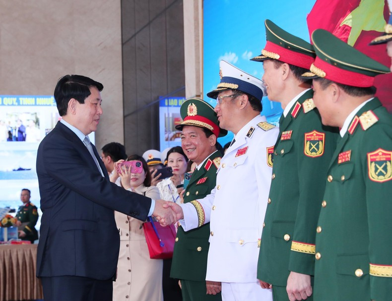 El presidente vietnamita, Luong Cuong y los delegados en la cita.