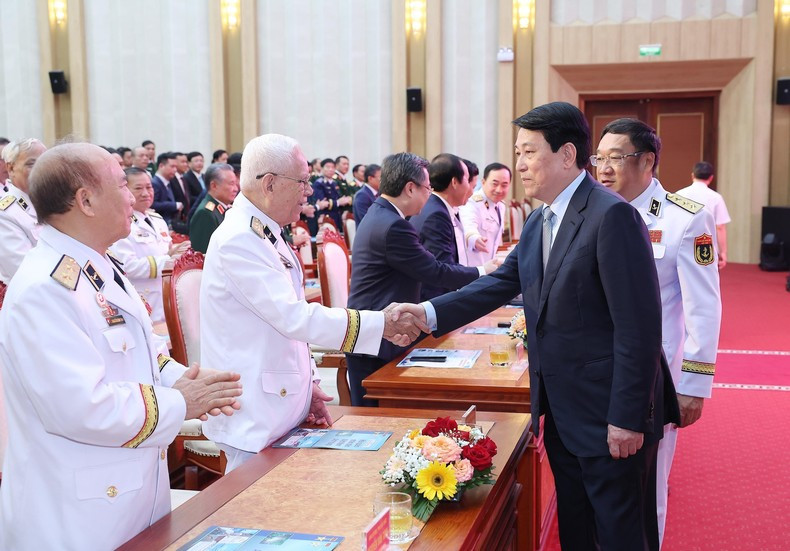 El presidente vietnamita, Luong Cuong, y ex líderes de la Armada a lo largo de los tiempos.