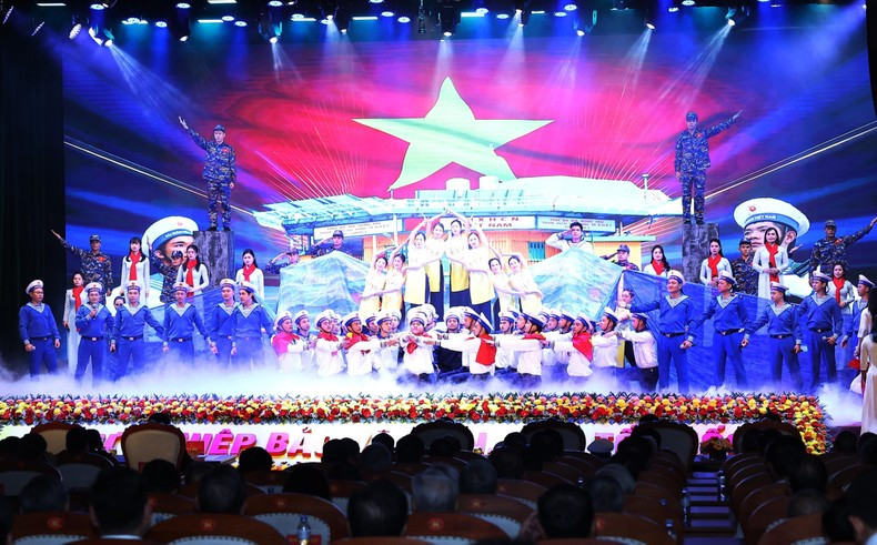 Una actuación artística en el evento.