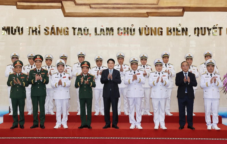 El presidente vietnamita, Luong Cuong y los delegados en la cita.