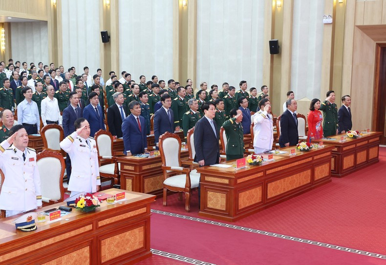 El presidente vietnamita, Luong Cuong, y los delegados realizan ceremonia de izamiento de bandera.