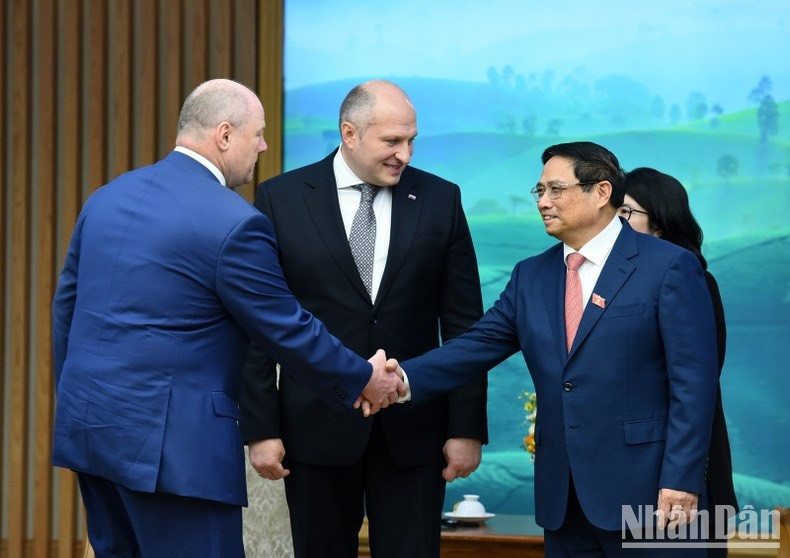 El premier vietnamita, Pham Minh Chinh, da la bienvenida a los miembros de la delegación rusa.