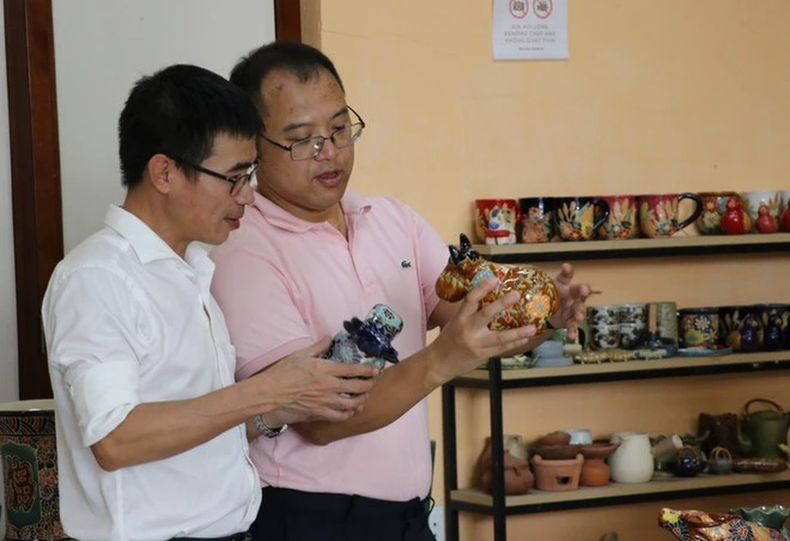 Amantes de la cerámica aprenden sobre productos de Bien Hoa. Amantes de la cerámica aprenden sobre productos de Bien Hoa.