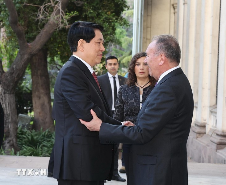 El presidente del Senado chileno, José García Ruminot, recibe al presidente vietnamita, Luong Cuong. El presidente del Senado chileno, José García Ruminot, recibe al presidente vietnamita, Luong Cuong.