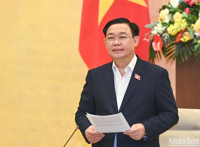 Dinh Hue pronuncia un discurso de apertura.