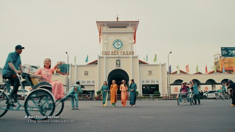 El viaje cinematográfico lleva al espectador a través de diferentes dimensiones del tiempo y el espacio, y le permite descubrir los singulares símbolos culturales, históricos y arquitectónicos de Ciudad Ho Chi Minh.
