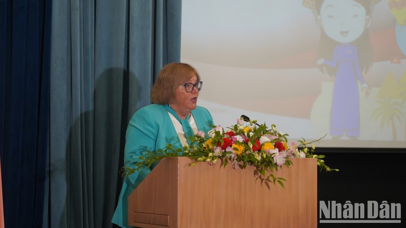 Irina Kraeva, rectora de la Universidad Estatal de Lingüística de Moscú, habla sobre la enseñanza del idioma vietnamita en el centro educativo. (Foto: Xuan Hung)