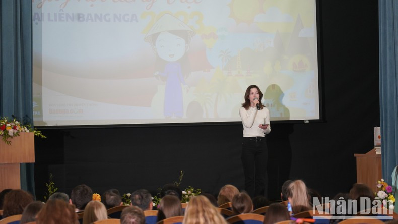 Estudiantes rusos interpretan una canción en idioma vietnamita. (Foto: Xuan Hung)