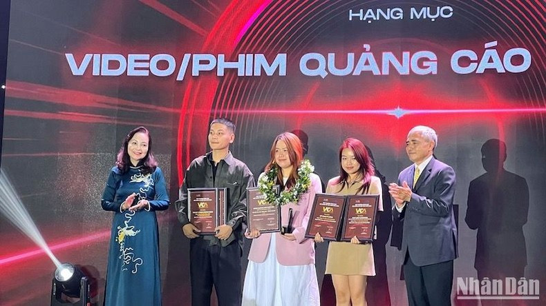 Los autores nominados en la categoría Excelente Vídeo/Película Publicitaria.