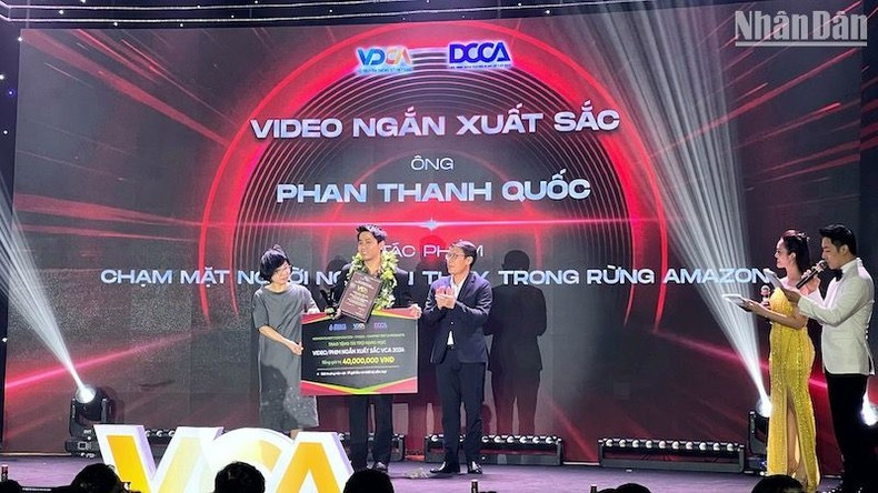 El creador de contenido Phan Thanh Quoc, propietario del canal Ke Du Muc, gana el premio por segunda vez con videos sobre viajes de exploración.