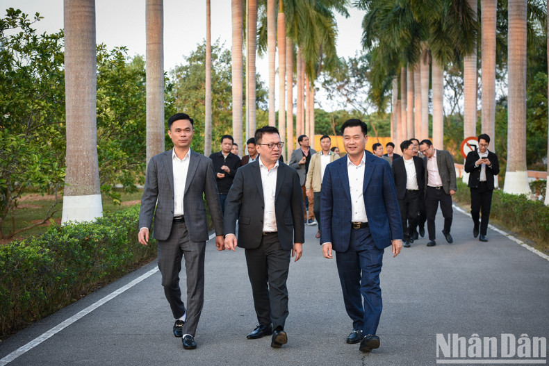 Quoc Minh y delegados visitan la sede de la División 325.