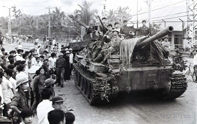 El 26 y 29 de marzo, respectivamente, Hue y Da Nang fueron liberados. El 3 de abril, todas las provincias costeras centrales resultaron liberadas. En la foto: Tanques del ejército de liberación entran en Nha Trang (Khanh Hoa), el 2 de abril de 1975.