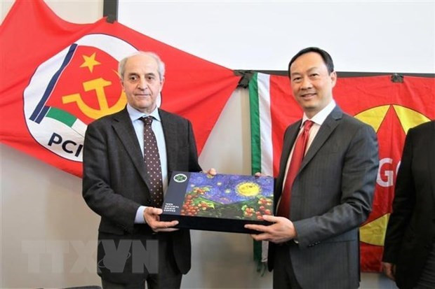 El embajador vietnamita en Italia, Duong Hai Hung, entrega souvenirs al secretario general del Partido Comunista de Italia, Mauro Alboresi (Foto: VNA)