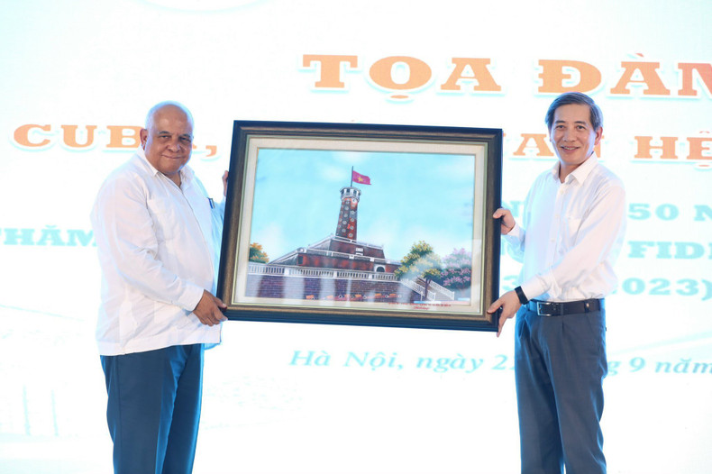 Hoang Minh Dung Tien, secretario del Comité del Partido del distrito de Ba Dinh, entrega obsequio a Orlando Nicolás Hernández Guillén, embajador de Cuba en Vietnam.