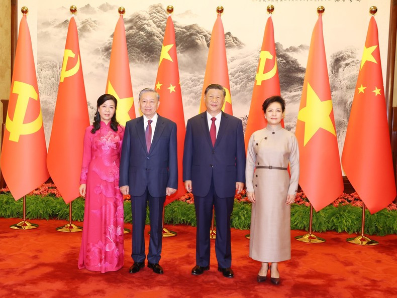 El secretario general del Partido Comunista y presidente de China, Xi Jinping, su homólogo vietnamita, To Lam, y sus cónyuges posan para una foto de recuerdo. El secretario general del Partido Comunista y presidente de China, Xi Jinping, su homólogo vietnamita, To Lam, y sus cónyuges posan para una foto de recuerdo.