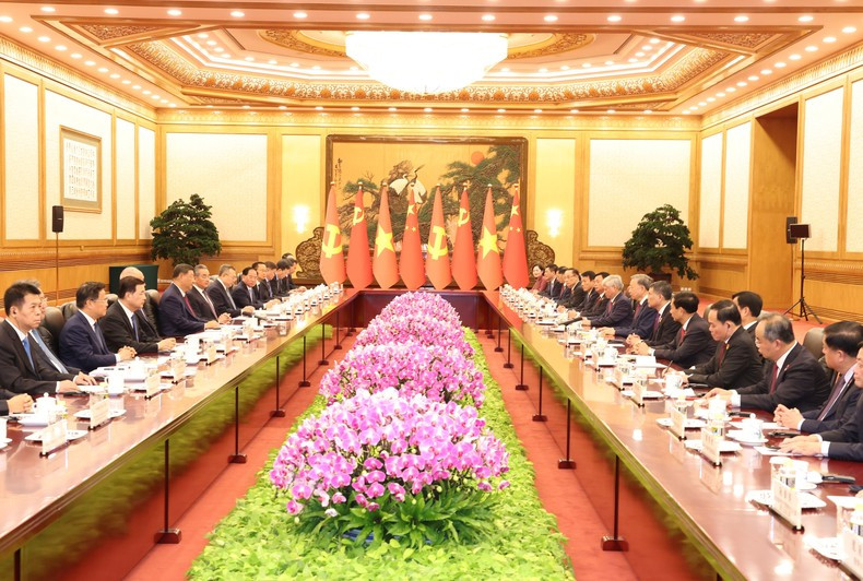 El secretario general del Partido Comunista y presidente de Vietnam, To Lam, sostiene conversaciones con su par de China, Xi Jinping. El secretario general del Partido Comunista y presidente de Vietnam, To Lam, sostiene conversaciones con su par de China, Xi Jinping.