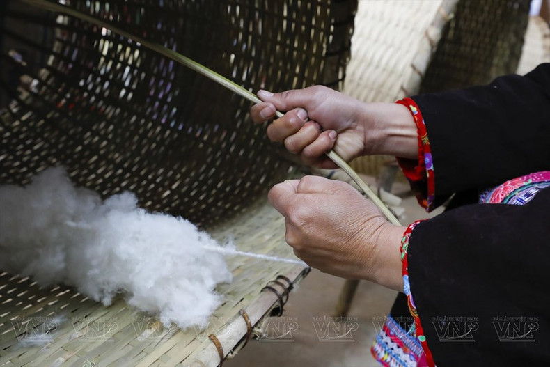 Las mujeres de la etnia Lu realizan la mayoría de los pasos de tejido, desde el desmonte del algodón y el hilado.