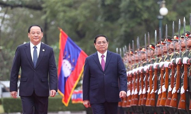 El premier Pham Minh Chinh y su par anfitrión Sonexay Siphandone (Fotografía: VNA) El premier Pham Minh Chinh y su par anfitrión Sonexay Siphandone (Fotografía: VNA)