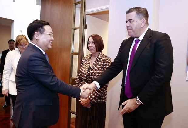 El presidente de la Asamblea Nacional de Vietnam, Vuong Dinh Hue, se reúne el 30 de noviembre de 2022 en Canberra con la presidenta de del Senado de Australia, Sue Lines, y el titular de la Cámara de Representantes del país de Oceanía, Milton Dick.