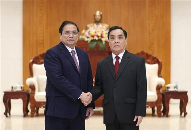 El primer ministro de Vietnam, Pham Minh Chinh (iquierda) y el exjefe del Gobierno de Laos, Thongsing Thammavong, (Fotografía: VNA) El primer ministro de Vietnam, Pham Minh Chinh (iquierda) y el exjefe del Gobierno de Laos, Thongsing Thammavong, (Fotografía: VNA)