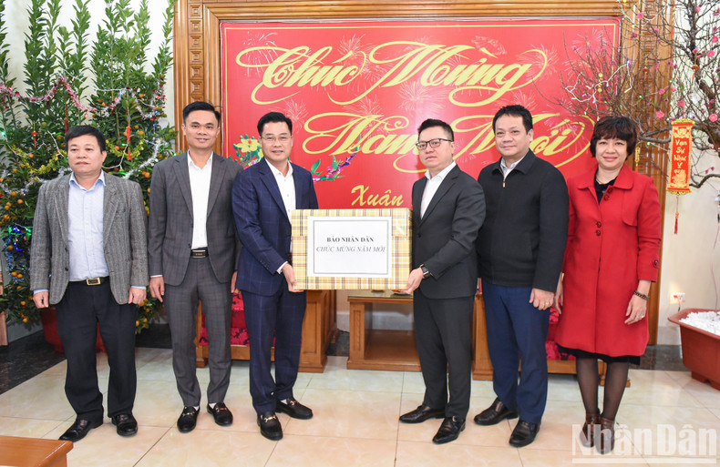 El jefe del diario entrega regalos del Tet a los oficiales y soldados.