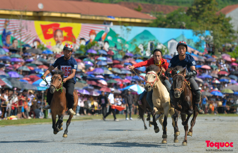 También contribuye al desarrollo del turismo, al aumento de los ingresos y al consumo de especialidades locales. Esto es una realización de los esfuerzos de la provincia de Lao Cai para hacer realidad el lema "Preservación y promoción de la identidad cultural de los grupos étnicos asociados con el desarrollo turístico" en el marco del Programa de objetivos nacionales para el desarrollo socioeconómico de las minorías étnicas y las zonas montañosas, periodo 2021-2030. También contribuye al desarrollo del turismo, al aumento de los ingresos y al consumo de especialidades locales. Esto es una realización de los esfuerzos de la provincia de Lao Cai para hacer realidad el lema "Preservación y promoción de la identidad cultural de los grupos étnicos asociados con el desarrollo turístico" en el marco del Programa de objetivos nacionales para el desarrollo socioeconómico de las minorías étnicas y las zonas montañosas, periodo 2021-2030.