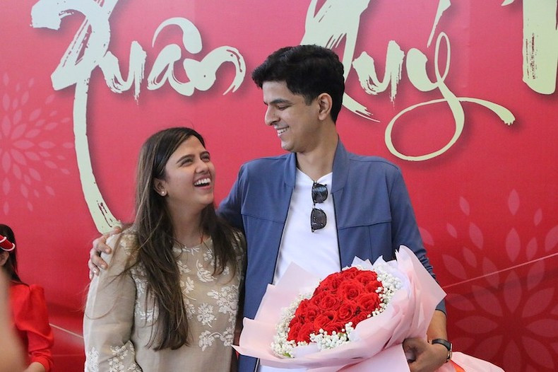 La pareja Tuisha-Gaurav en el Aeropuerto Internacional de Da Nang esta mañana.