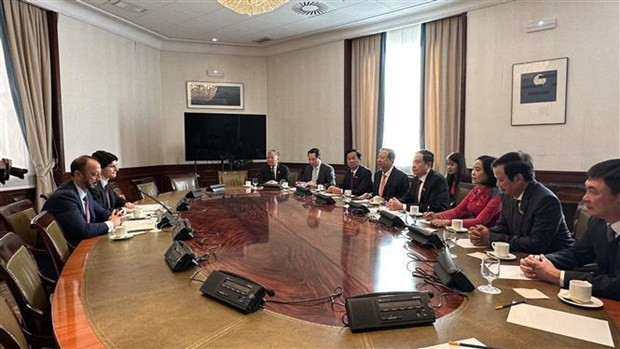 El vicepresidente permanente de la Asamblea Nacional de Vietnam, Tran Thanh Man, sostuvo conversaciones con el vicepresidente primero del Congreso de los Diputados de España, Alfonso Rodríguez (Foto: VNA) El vicepresidente permanente de la Asamblea Nacional de Vietnam, Tran Thanh Man, sostuvo conversaciones con el vicepresidente primero del Congreso de los Diputados de España, Alfonso Rodríguez (Foto: VNA)