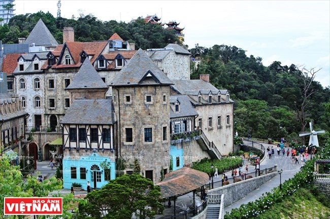 Los turistas visitan el pueblo francés. Se trata de la obra más impresionante del complejo turístico Ba Na Hills con una antigua arquitectura europea. Los turistas visitan el pueblo francés. Se trata de la obra más impresionante del complejo turístico Ba Na Hills con una antigua arquitectura europea.