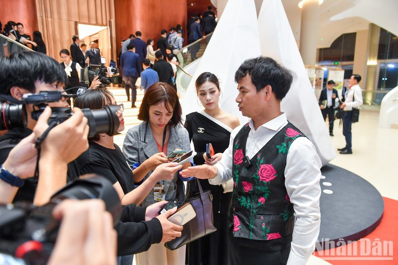 El artista popular Xuan Bac en el acto. El artista popular Xuan Bac en el acto.