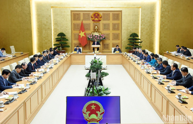 Al hablar en la reunión, el jefe de Gobierno vietnamita destacó que la diplomacia siempre recibe gran atención del Partido y el Estado, y reconoció sus importantes contribuciones a la causa de la construcción y defensa de la Patria.