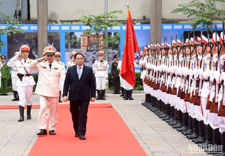 El premier vietnamita inspecciona la guardia de honor en la ceremonia de bienvenida. El premier vietnamita inspecciona la guardia de honor en la ceremonia de bienvenida.