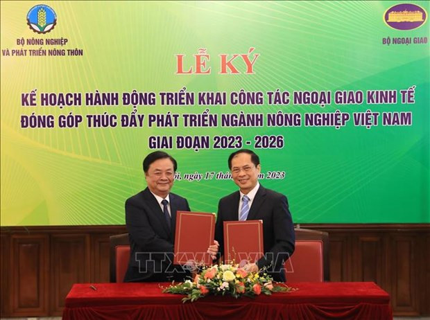 El ministro de Relaciones Exteriores de Vietnam, Bui Thanh Son, y el ministro de Agricultura y Desarrollo Rural, Le Minh Hoan, firman el plan de acción. (Foto: VNA) El ministro de Relaciones Exteriores de Vietnam, Bui Thanh Son, y el ministro de Agricultura y Desarrollo Rural, Le Minh Hoan, firman el plan de acción. (Foto: VNA)