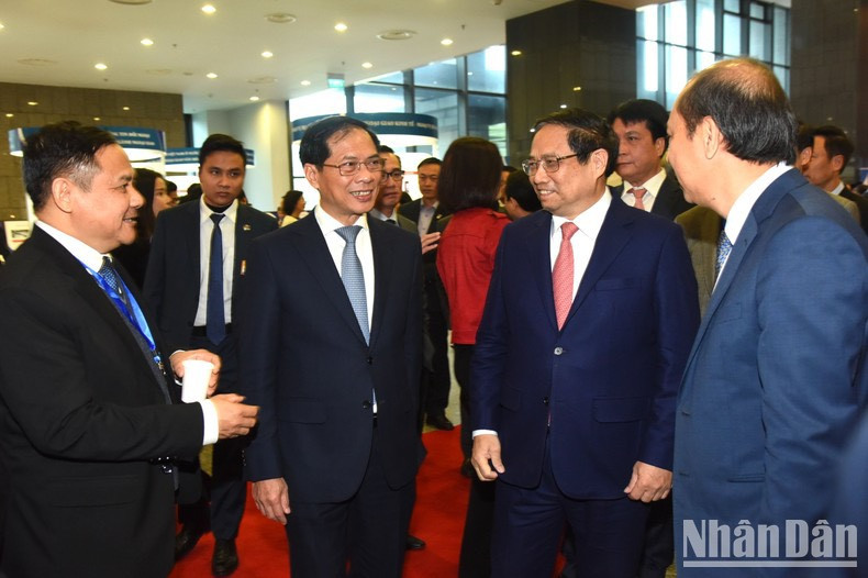 Minh Chinh y los delegados participantes en el acto. Minh Chinh y los delegados participantes en el acto.
