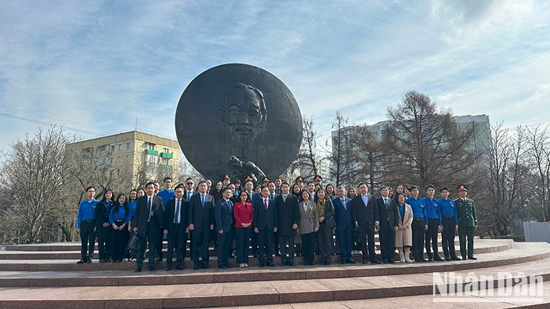 La delegación vietnamita visita al Monumento del Presidente Ho Chi Minh en Moscú. (Foto: Nhan Dan) La delegación vietnamita visita al Monumento del Presidente Ho Chi Minh en Moscú. (Foto: Nhan Dan)