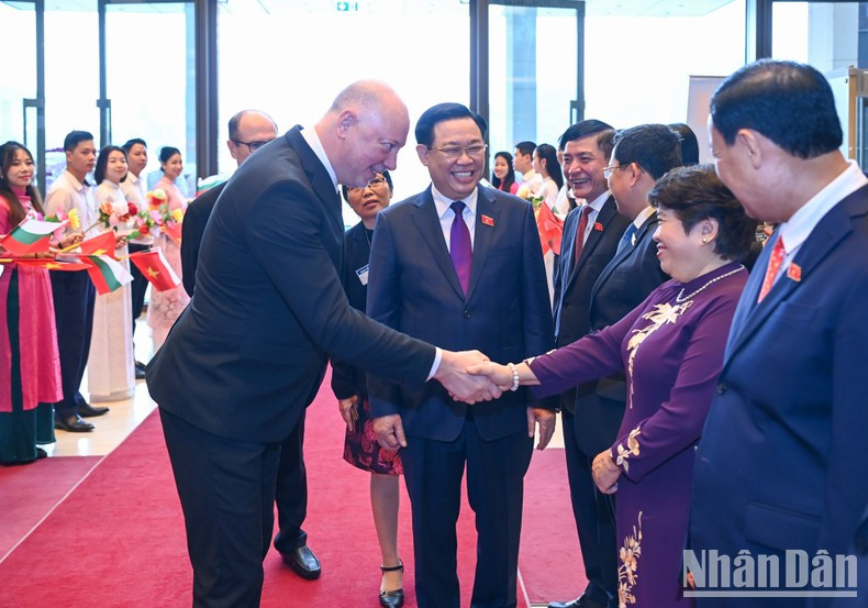 Dinh Hue presenta a los miembros de la delegación vietnamita. Dinh Hue presenta a los miembros de la delegación vietnamita.