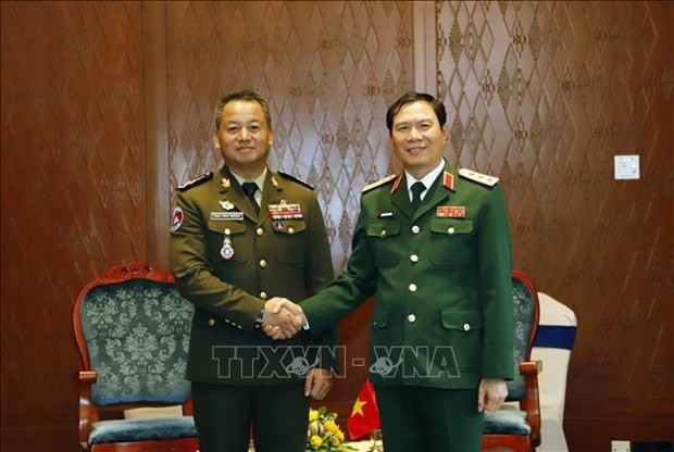 El jefe del Estado Mayor General del EPV y viceministro de Defensa de Vietnam, coronel general Nguyen Tan Cuong (derecha), saluda al viceprimer ministro y titular de Defensa de Camboya, general Tea Siha. (Foto: VNA) El jefe del Estado Mayor General del EPV y viceministro de Defensa de Vietnam, coronel general Nguyen Tan Cuong (derecha), saluda al viceprimer ministro y titular de Defensa de Camboya, general Tea Siha. (Foto: VNA)