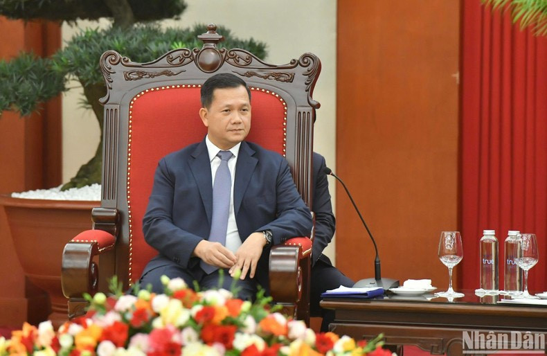 El jefe de Gobierno camboyano interviene en el encuentro.