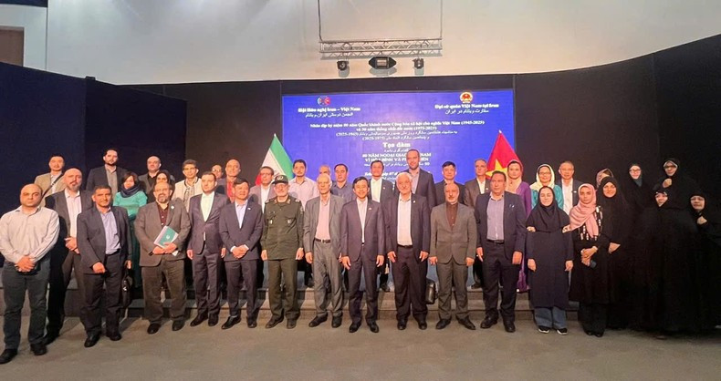 Los asistentes al evento se toman una foto de recuerdo (Foto: Embajada de Vietnam en Irán)