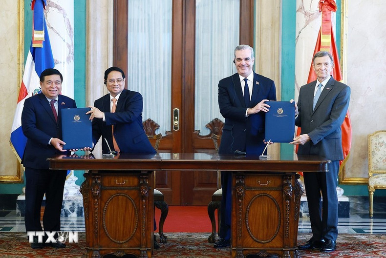 El primer ministro vietnamita, Pham Minh Chinh, y el presidente de la República Dominicana, Luis Abinader Corona, presencian la firma de un Memorando de Entendimiento para establecer un Comité conjunto para impulsar la cooperación comercial y técnica entre ambas naciones. El primer ministro vietnamita, Pham Minh Chinh, y el presidente de la República Dominicana, Luis Abinader Corona, presencian la firma de un Memorando de Entendimiento para establecer un Comité conjunto para impulsar la cooperación comercial y técnica entre ambas naciones.
