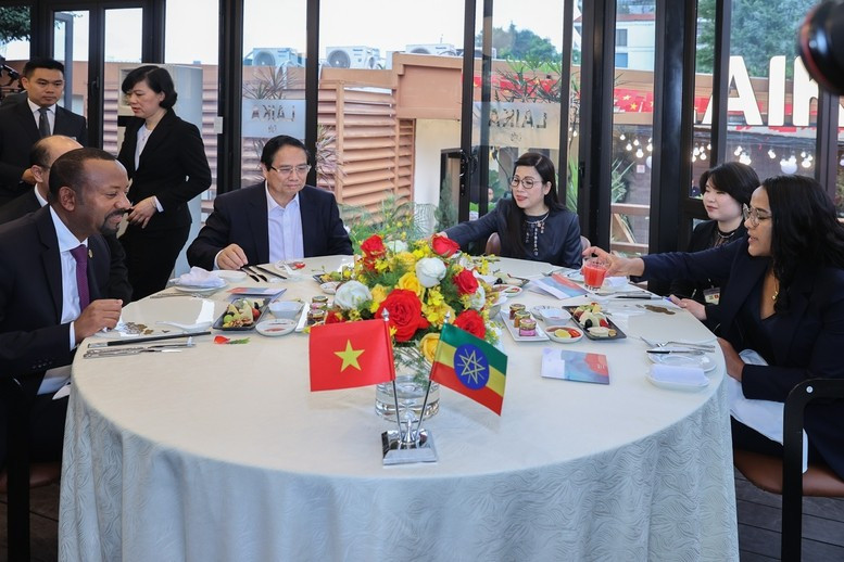 El primer ministro de Vietnam, Pham Minh Chinh y su esposa invitan su similar etíope y su cónyuge a disfrutar de platos típicos de Hanói y Vietnam, incluido el “pho” de pollo (sopa de fideos servida con carne de pollo). El primer ministro de Vietnam, Pham Minh Chinh y su esposa invitan su similar etíope y su cónyuge a disfrutar de platos típicos de Hanói y Vietnam, incluido el “pho” de pollo (sopa de fideos servida con carne de pollo).