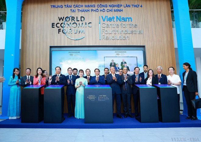 En la mañana del 25 de septiembre de 2024, el primer ministro Pham Minh Chinh participó en la ceremonia de inauguración del Centro de la Cuarta Revolución Industrial (C4IR) en Ciudad Ho Chi Minh. C4IR fue el resultado de la cooperación entre el gobierno de Vietnam y el Foro Económico Mundial (FEM) en el período 2023-2026. El centro es el segundo de la red de 19 C4IR del FEM en el mundo. (Foto: VNA) En la mañana del 25 de septiembre de 2024, el primer ministro Pham Minh Chinh participó en la ceremonia de inauguración del Centro de la Cuarta Revolución Industrial (C4IR) en Ciudad Ho Chi Minh. C4IR fue el resultado de la cooperación entre el gobierno de Vietnam y el Foro Económico Mundial (FEM) en el período 2023-2026. El centro es el segundo de la red de 19 C4IR del FEM en el mundo. (Foto: VNA)