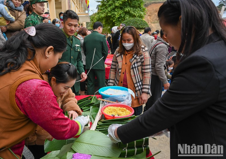 Los residentes de la comuna de Trinh Tuong y las fuerzas armadas participan en la elaboración del banh chung (pastel cuadrado de arroz glutinoso). Los residentes de la comuna de Trinh Tuong y las fuerzas armadas participan en la elaboración del banh chung (pastel cuadrado de arroz glutinoso).