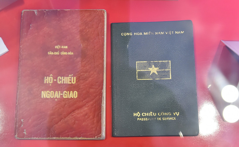 Pasaporte diplomático de la República Democrática de Vietnam y Pasaporte oficial de la República de Vietnam del Sur (Fotografía: THUY NGUYEN) Pasaporte diplomático de la República Democrática de Vietnam y Pasaporte oficial de la República de Vietnam del Sur (Fotografía: THUY NGUYEN)