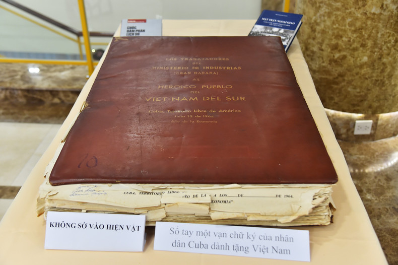 El manual de las diez mil firmas de apoyo del pueblo cubano por Vietnam (Fotografía: THUY NGUYEN) El manual de las diez mil firmas de apoyo del pueblo cubano por Vietnam (Fotografía: THUY NGUYEN)