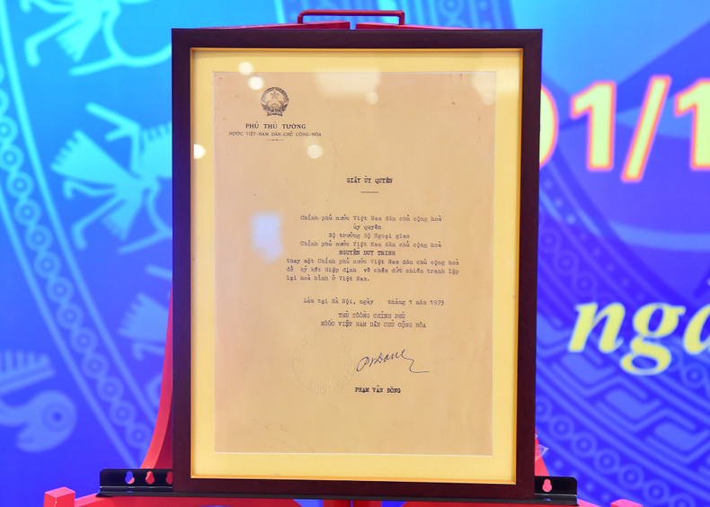 El Gobierno de la República Democrática de Vietnam autorizó al ministro de Relaciones Exteriores Nguyen Duy Trinh a firmar los acuerdos para poner fin a la guerra y restaurar la paz en Vietnam. El Gobierno de la República Democrática de Vietnam autorizó al ministro de Relaciones Exteriores Nguyen Duy Trinh a firmar los acuerdos para poner fin a la guerra y restaurar la paz en Vietnam.